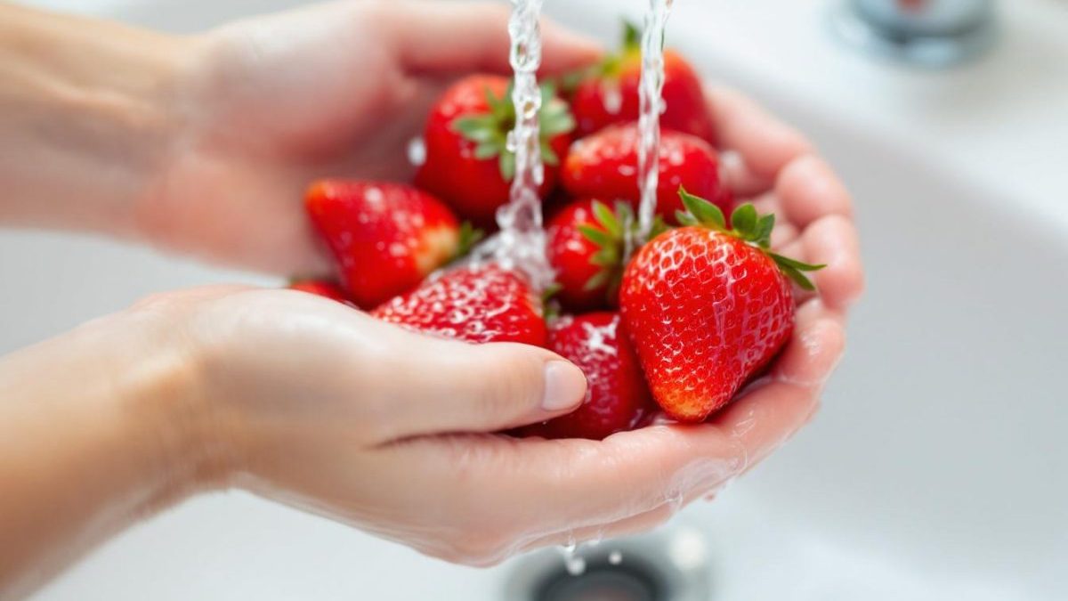 découvrez quelle méthode les experts recommandent pour laver vos fraises : vinaigre, eau ou bicarbonate ? conseils pratiques et astuces pour savourer des fraises propres et savoureuses.